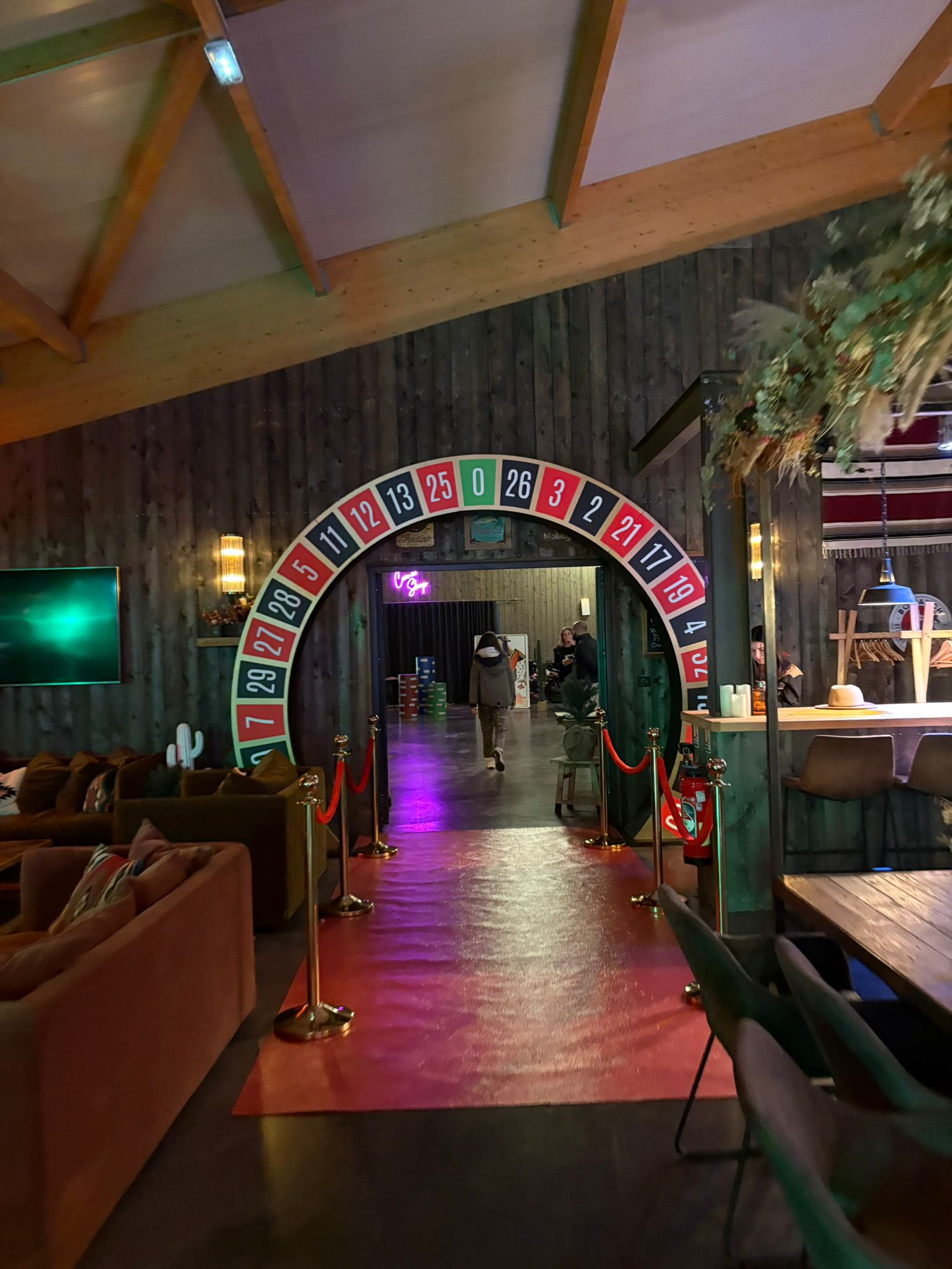Tables de casino lors d'un cocktail de lancement produit pour 120 invités